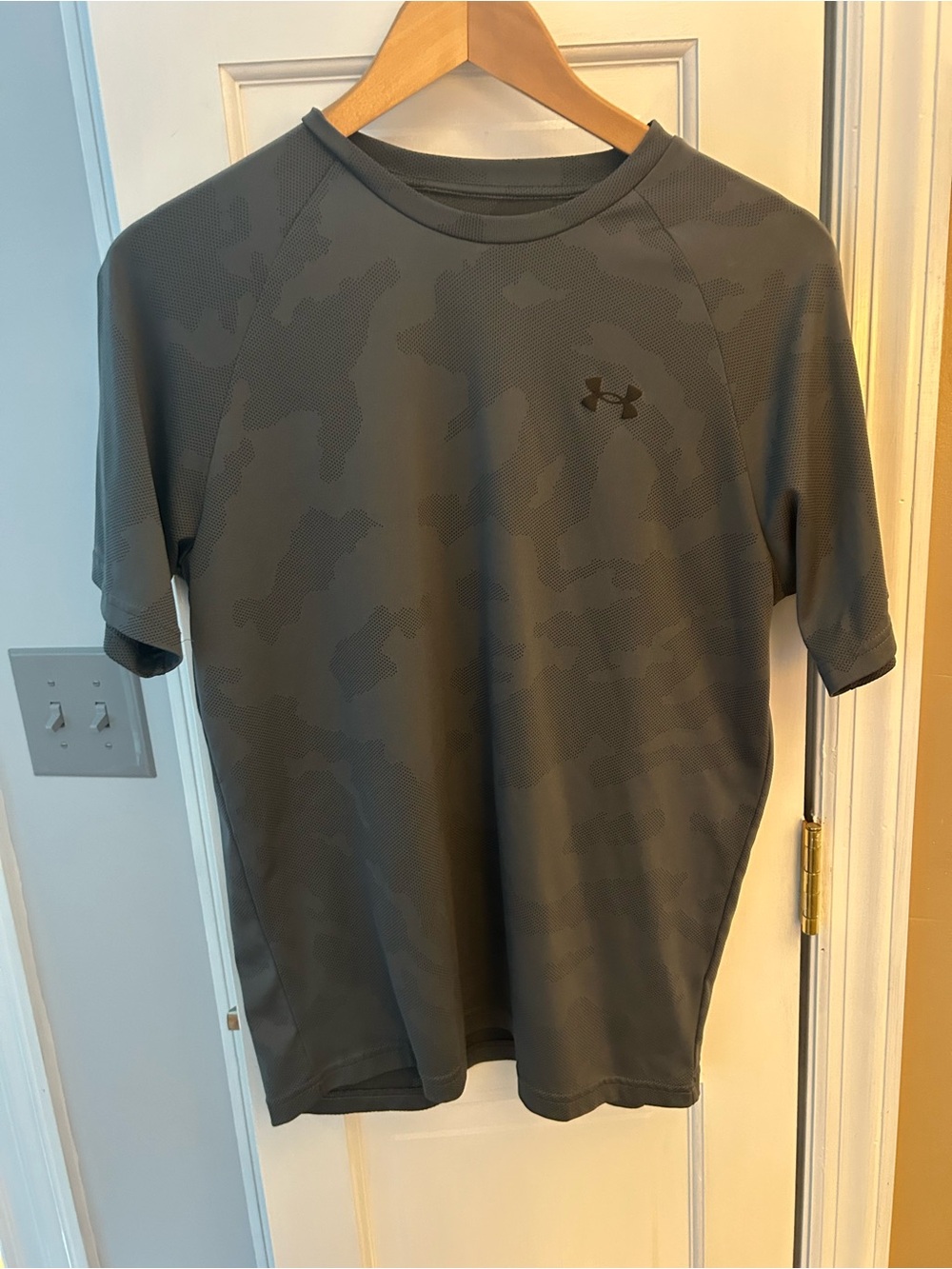 Under Armour Men's Dark Gray Camo Short Sleeve Athletic Tee